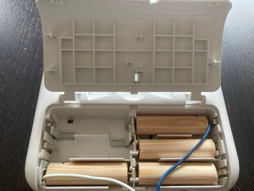 Hier sind nur vier der sechs "Holz-Ersartz-Batterien" eingelegt.