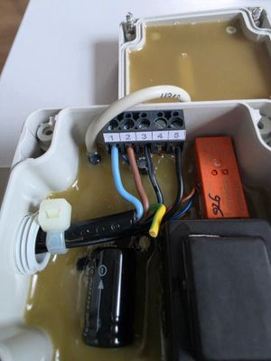 Anschließen super easy: 1+2 = ~230V, 3+4 Regen Kontakt offen, 3+5 Regen Kontakt geschlossen